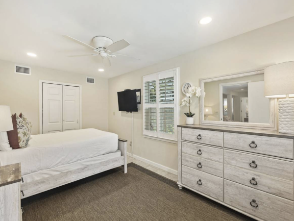 Classic Isle of Palms Bungalow 2 blocks to the beach with private pool